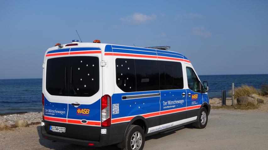 Der Wünschewagen Schleswig-Holstein am Strand von Hohenfelde.