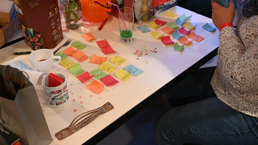 Die Verlosung der Tombola hat begonnen.