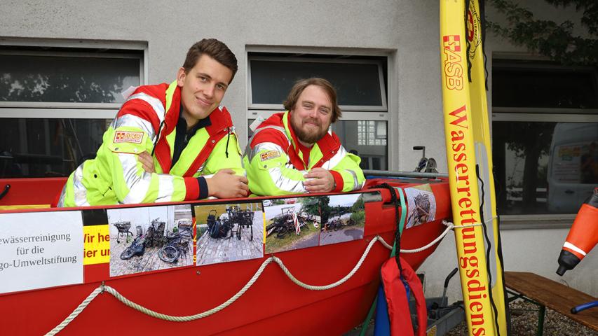 Franz Bartholomé (links) und Martin Roos von der Wasserrettung des ASB.