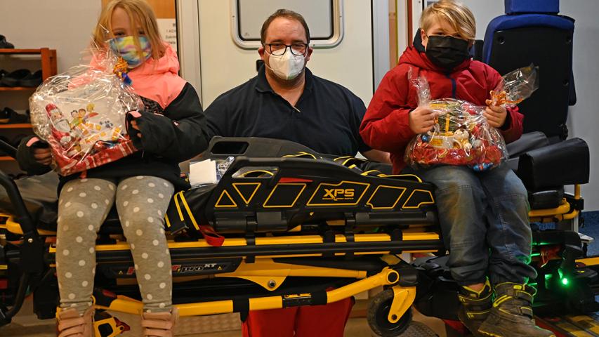 Unser Bild rechts zeigt Mila, unseren Rettungsdienstmitarbeiter Stefan Schill und Leon (v.l.n.r.).