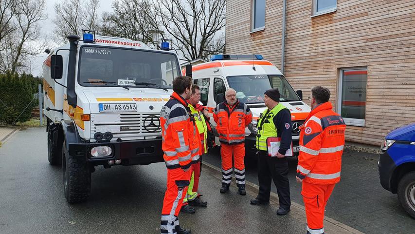 Lagebesprechung vor der Niendorfer DLRG-Station.
