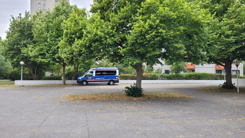 Der Wünschewagen auf dem Parkplatz