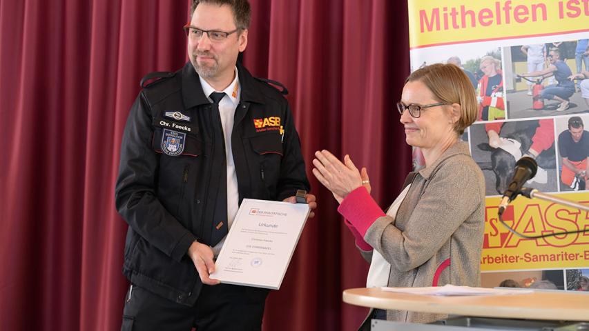 Der scheidende stellvertretende Vorsitzende des ASB Ostholstein, Christian Faecks, wurde für seine langjährige ehrenamtliche Tätigkeit im ASB durch die Verbandsratsvorsitzende des Paritätischen Schleswig-Holstein, Prof. Dr. Melanie Groß, mit der Ehrennadel des Paritätischen ausgezeichnet. Fotos: Kenneth und Jörg Bochnik