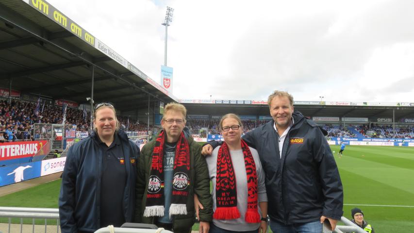 Stephan, seine Schwester Katja und die Wunscherfüller:innen Simone und Lars