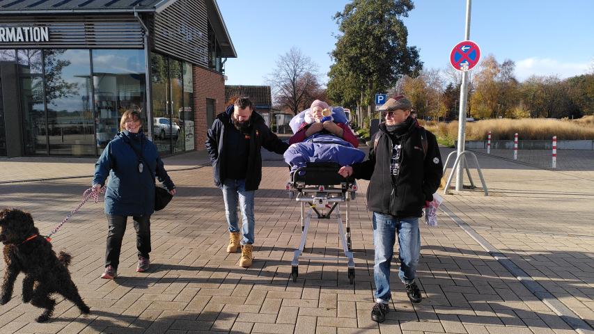 Frau M. zusammen mit ihrer Tochter und den Wunscherfüllern in Timmendorfer Stand