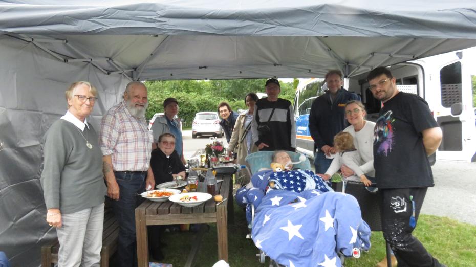 Edith B. im Kreis ihrer Familie und Freunde