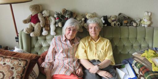 Petra W. mit ihrer Stiefmutter auf dem Sofa